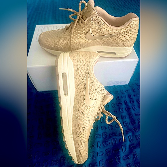 NWOT Ladies Nike Air Max ***Box Included*** - Picture 4 of 8